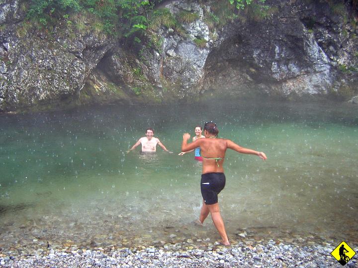 Karta1_ 310.jpg - W obozie tradycyjne już mycie w rzece. Najbardziej klimatowe ze wszystkich, bo podczas rzęsistych opadów Schwarza jednocześnie parowała. Coś pięknego.